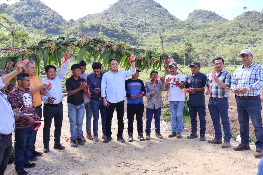 El Ing. Sebastián López inauguró la obra de apertura y revestimiento de camino.