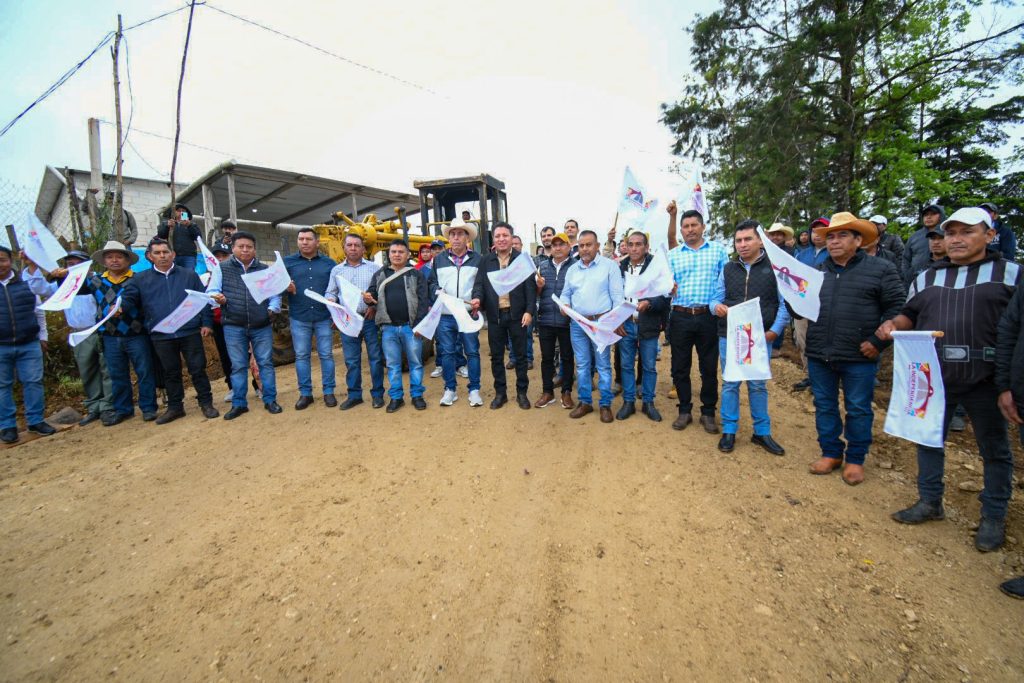 ¡Ya inició la construcción de la carretera con mezcla asfáltica en la región Altos!